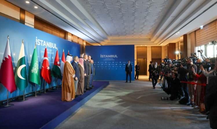 <p>Bakan Fidan'ın yeterli miktarda insani yardımın kesintisiz bi&ccedil;imde Gazze'ye ulaştırılmasının insani ve hukuki zorunluluk olduğunu kaydetmesi ve bu hususta İsrail'e baskı uygulanması gerektiğine dikkati &ccedil;ekmesi, Gazze'nin g&uuml;venliğinin ve idaresinin Filistinliler tarafından &uuml;stlenilmesini sağlayacak d&uuml;zenlemelerin bir an &ouml;nce hayata ge&ccedil;irilmesi gerektiğini aktarması bekleniyor.</p>
