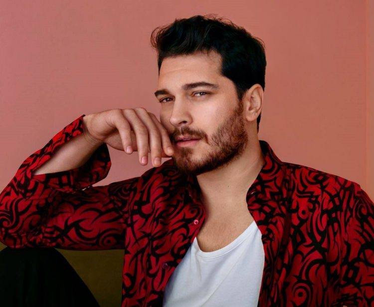 <p> ÇAĞATAY ULUSOY – 3 MİLYON 250 BİN TL</p>

<div>Kanal D'nin dikkat çeken yapımı Eşref Rüya dizisinin başrol oyuncusu Çağatay Ulusoy, bölüm başına 3 milyon 250 bin TL kazanarak listede üst sıralarda yer alıyor. Ulusoy, dijitalden gelen başarısını televizyona taşımayı sürdürüyor.</div>
