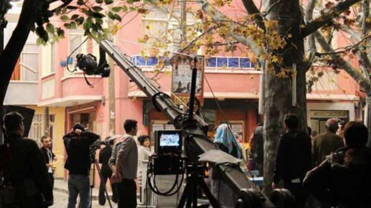 <p>EKRANIN ARKASINDA DEV BÜTÇELERDizilerin prodüksiyon maliyetleri bölüm başı 18 ila 35 milyon TL arasında değişirken, bu dev bütçeler yıldız oyuncuların kazançlarına da doğrudan yansıyor. Artan rekabet, kanal yatırımları ve uluslararası satış hedefleri, oyuncu ücretlerini her sezon daha da yukarı taşıyor.</p>
