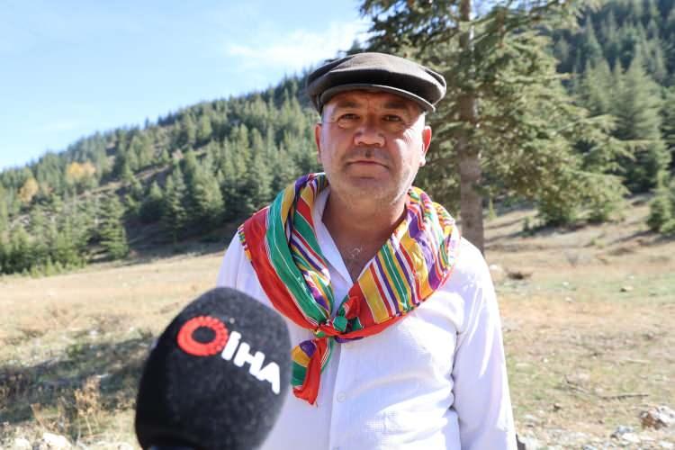 <p><span style="color:#A52A2A"><strong>"4 MİLYON LİRALIK FATURA KESİLDİ"</strong></span></p>

<p> </p>

<p>Mansurlu bölgesinde mantar alımı yapan ve bölgede kooperatifleştiklerini belirten Osman Ayaş, ürünün bölge ekonomisi için büyük önem taşıdığını söyleyerek şunları kaydetti: </p>

<p> </p>

<p><strong>"Bu tohumu olmayan mantar ürünü diyebiliriz. Bin 500–2 bin rakımda yetişiyor. Japonya'ya ihraç ediyoruz. Geçen yıl hiç yoktu, bu yıl iç piyasaya da veriyoruz. Yağışlarla birlikte çıktı. Önceki yıllarda günde 2-3 ton toplanıyordu ama bu yıl 200-300 kilo civarında. Fiyatı 500 liradan başlayıp bin liraya kadar çıkıyor. Türkiye'nin dört bir yanından talep var. Antibiyotik oranı yüksek, kalorisi yoğun bir mantar. Geçtiğimiz yıllarda sadece bu üründen 4 milyon liralık fatura kesilmişti."</strong></p>
