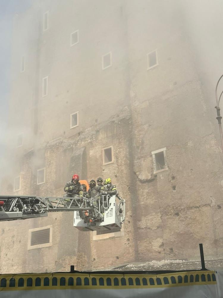 <p>Kurtarma ve güvenlik operasyonlarının devam edebilmesi için çevreye yaya ve araç erişimi kısıtlanırken, çökmenin nedenine ilişkin soruşturma başlatıldı.</p>

<p> </p>

<p>Kulede bulunan işçiler bulundukları katlardan içteki çökmeden saniyeler önce kurtarıldı. </p>
