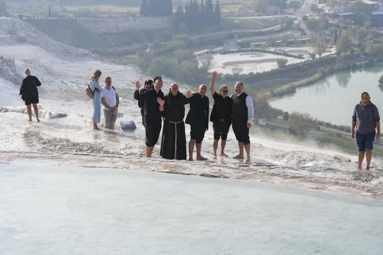 <p>Laodikya Antik Kenti'ne giden Kardinal Baldassare Reina, Kazı Heyeti Başkanı Prof. Dr. Celal Şimşek'ten Suriye Caddesi, Laodikya Kilisesi, kiliseli peristilli ev, batı tiyatrosu, kuzey kutsal ve merkezi agoraya ilişkin bilgi aldı.</p>

<p> </p>
