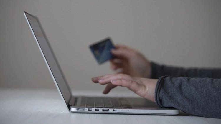 <p><strong><span style="font-family:rubik; font-size:10.0pt; mso-ansi-language:TR; mso-bidi-font-family:"Calibri Light"; mso-bidi-font-size:24.0pt; mso-bidi-language:AR-SA; mso-bidi-theme-font:major-latin; mso-fareast-font-family:"Times New Roman"; mso-fareast-language:EN-US">Eskişehir'</span></strong><span style="font-family:rubik; font-size:10.0pt; mso-ansi-language:TR; mso-bidi-font-family:"Calibri Light"; mso-bidi-font-size:24.0pt; mso-bidi-language:AR-SA; mso-bidi-theme-font:major-latin; mso-fareast-font-family:"Times New Roman"; mso-fareast-language:EN-US">de yaşanan ilginç bir olay, hesaba yanlışlıkla yatan para ile ilgili yeni bir tartışmayı alevlendirdi. </span></p>
