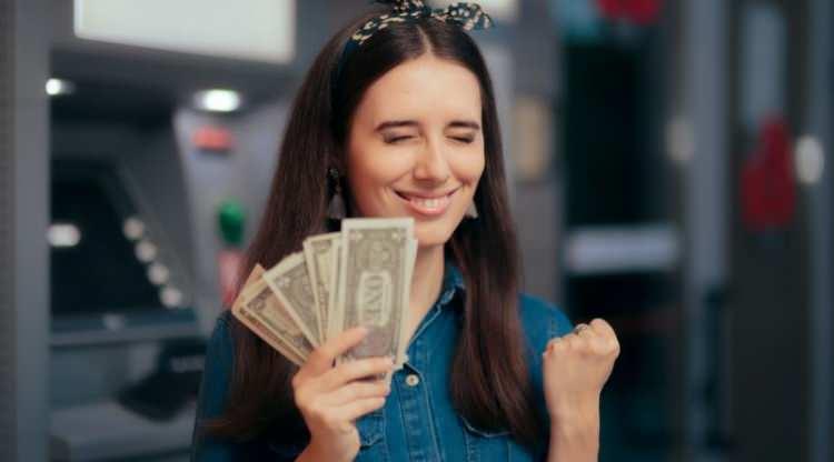 <p><strong>Eskişehir Osmangazi Üniversitesi'</strong>nde öğretim üyesi ve sosyal medya fenomeni olan <strong>Prof. Dr. Behçet Yalın Özkara</strong>, bir sabah uyandığında hesabında kendisine ait olmayan <strong>2,3 milyon TL</strong> fazla bakiye fark etti.</p>
