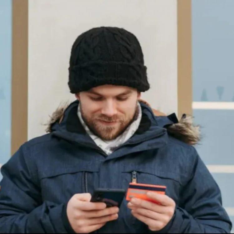 <p><strong>Banka</strong>, hatalı para transferini fark etmediği için, <strong>Özkara</strong> önce bankanın hatayı düzeltmesini bekledi. Ancak, banka durumu fark etmeyince, <strong>Özkara</strong> parayı iade etmek için bankayı aradı ve bir hata yaptıklarını söyledi.</p>
