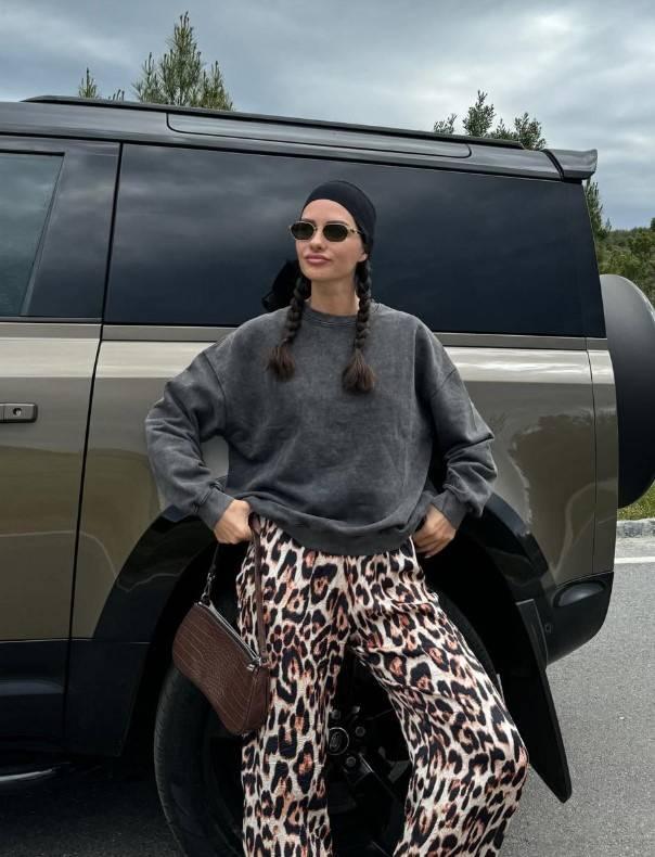 <p><span style="color:#FF0000"><strong>BOŞANMANIN ARDINDAN SOSYAL MEDYADAN İLK HAMLEYİ YAPTI</strong></span></p>

<p><strong>Sosyal medya hesabını aktif bir şekilde kullanan ünlü isim, kayınvalidesi Emine Özilhan'ı takipten çıkardı ve bu hamle, "Gelin-kaynana arasında kriz mi var?" sorularını beraberinde getirdi.</strong></p>
