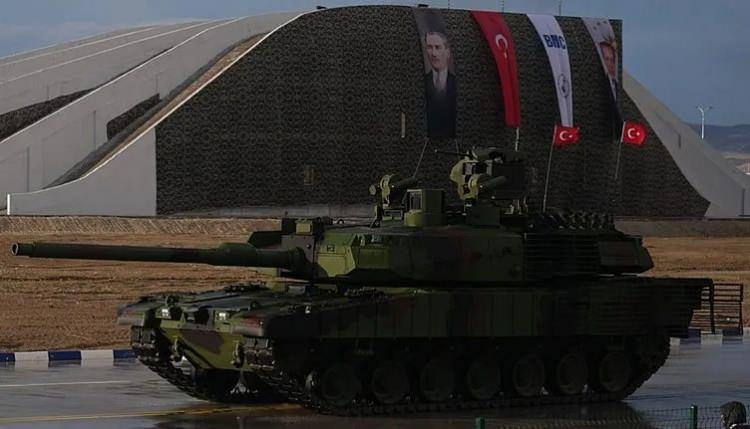 <p><strong>GELİŞMİŞ ZIRH, AKTİF KORUMA VE HİBRİT SAVAŞ YETENEĞİ</strong></p>

<p> </p>

<p>Haberde, Tank aktif koruma sistemi, modüler zırh yapısı ve yüksek ateş gücüyle dikkat çekiyor. Israeldefense, Altay'ın hibrit savaş koşullarına uyum sağlayacak şekilde tasarlandığını, geliştirme sürecinde Türkiye'nin Suriye, Irak ve Kafkasya'daki muharebe tecrübelerinden faydalanıldığını belirtiyor.</p>

<p> </p>

<p>Altay'ın insansız hava araçları, tanksavar füzeleri ve yol kenarına yerleştirilen patlayıcılara karşı gelişmiş savunma sistemleriyle donatılmış durumda olduğu vurgulandı.</p>
