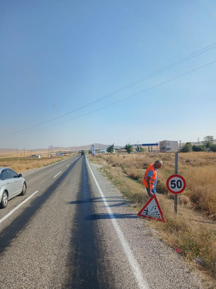 <p><span style="color:#B22222"><strong>“14 BİN 590 KİLOMETRELIK DEVLET VE İL YOLUNDA ÇALIŞMALARI TAMAMLADIK”</strong></span></p>

<p> </p>

<p>Devam eden çalışmalar hakkında bilgi veren Bakan Uraloğlu, sözlerine şu şekilde devam etti: </p>

<p> </p>

<p><strong>“Birinci öncelikli olarak yıllık ortalama günlük trafiği 10 bin ve üzerinde olan toplam 14 bin 590 kilometrelik devlet ve il yolunda çalışmaları 31 Ağustos tarihinde tamamladık ve 992 adet yaya geçidini tamamen kaldırdık. Ayrıca 392 adet meskun mahali daraltırken 842’sini ise kaldırdık. Hız levhalarını 348 adet kurpta ve 928 adet kavşakta kaldırdık.</strong></p>

<p> </p>

<p>427 adet kurp ve 108 kavşakta ise hız sınırını değiştirdik. 553 adet bozuk satıhlı kesimde hız levhalarını kaldırdık. Bin 58 adet diğer kesimde hız levhaları kaldırdık, 875 adet hız sınırlaması sonu levhası ekledik. 138 adet refüj aralığını kapattık. Bu çalışmalarda 11 bin 258’ hız levhası olmak üzere toplam 19 bin 61 adet levhayı kaldırdık.” </p>
