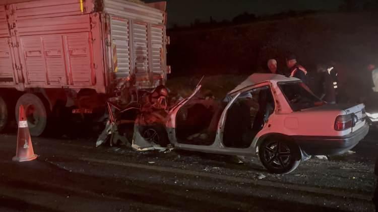 <p>Gaziantep-Kahramanmaraş karayolu Şehitkamil ilçesi kırsal Köksalan Mahallesi yakınlarında  gece saatlerinde korkunç bir kaza meydana geldi.</p>
