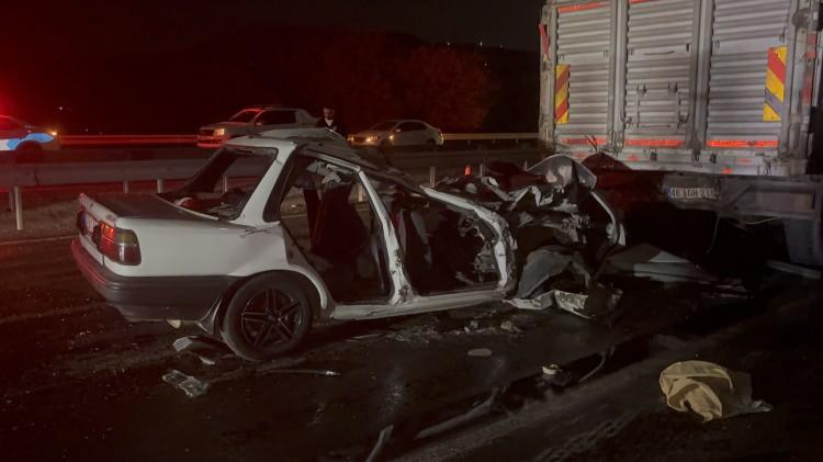 <p>Kaza yapan ara&ccedil;ta bulunan s&uuml;r&uuml;c&uuml;, annesi ve yakınlarının, Nuri Akkurt'un Umreden d&ouml;nen eşi ve diğer akrabalarını karşılamak i&ccedil;in Gaziantep Havalimanı'na gitmeye &ccedil;alıştıkları ve yolda kazanın meydana geldiği &ouml;ğrenildi.</p>
