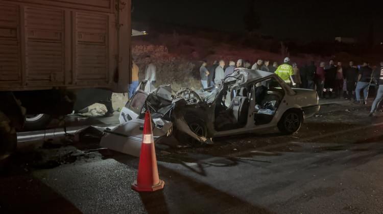 <p>İddiaya göre, Nuri Akkurt (43) idaresindeki otomobil, önünde seyir eden A.Ç. kontrolündeki mısır silajı yüklü kamyona arkadan çarptı.</p>

<p> </p>
