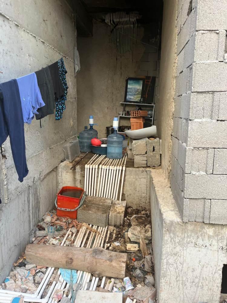 <p><span style="color:#A52A2A"><strong>USTALARI KOVDULAR </strong></span></p>

<p> </p>

<p>Bektaş, inşaat devam ettiği sırada kendisine düşen bazı dairelerin satışı için farklı alıcılarla sözleşme yaptı.</p>

<p> </p>

<p>2024 yılı Nisan ayında kardeşler, kiraladıkları evden çıkarıldıklarını söyleyerek, <span style="color:#A52A2A"><strong><em>kabası biten, camları, kapıları, elektriği, suyu olmayan, tuğlayla örülü inşaata yerleşti.</em></strong></span></p>

<p> </p>

<p>Bektaş'ın tüm çabalarına rağmen inşaattan çıkmayan kardeşler, iddiaya göre çalışmalarına izin vermedikleri ustaları da kovmaya başladı.</p>
