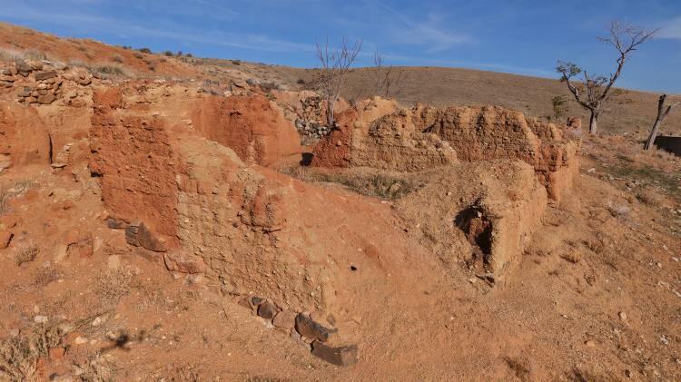 <p>İç Anadolu'da 35 yıl önce terk edilen köy, uydu haritasından dahi silindi. Eski yerleşim yerinde sadece tarihin ve yaşanmışlıkların izi kaldı. </p>
