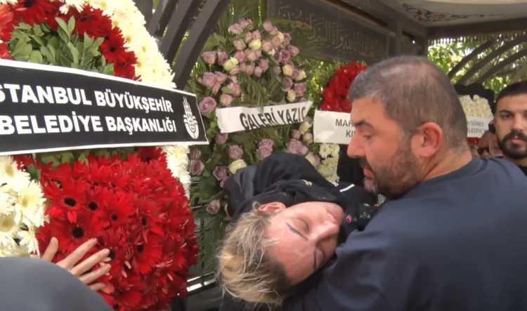 <p><strong>Güllü'nün eski patronu olarak bilinen Ferdi Aydın'</strong>ın yaptığı açıklamalar sonrası, <strong>deliller ve şahitler ile savcılığa başvurmuş</strong>, <strong>Güllü'nün kızı Tuğyan Ülkem Gülter'den "annesini öldürdü" iddiasıyla şikayetçi</strong> olmuştu.</p>
