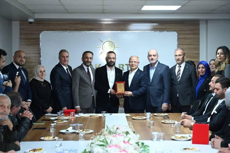 <p><span style="color:#B22222"><strong>"HEDEFİMİZ GEMLİK’TE AK PARTİ BAYRAĞINI DAHA YÜKSEĞE TAŞIMAK"</strong></span></p>

<p> </p>

<p> </p>

<p>Toplantıda, farklı siyasi partilerden ve çeşitli derneklerden 800 yeni üye AK Parti’ye katıldı. Bu isimler arasında, Gelecek Partisi Gemlik Belediye Başkan Adayı Cihan Palabıyık da yer aldı.</p>

<p>Palabıyık’ın ve bazı yeni üyelerin rozetini AK Parti Bursa İl Başkanı Davut Gürkan taktı. AK Parti Gemlik İlçe Başkanı Mehmet Taşar ise, <strong><em>"Partimize ilgi her geçen gün artıyor. Bugün aramıza katılan yeni üyelerimizle daha güçlü bir teşkilat olduk. Hedefimiz Gemlik’te AK Parti bayrağını daha yükseğe taşımaktır"</em></strong> dedi.</p>
