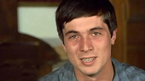 <p>Yeşilçam'ın unutulmaz yapımlarında rol alan başarılı oyuncu <strong>Ahmet Sezerel</strong>, yıllar sonra yeniden gündem oldu.</p>
