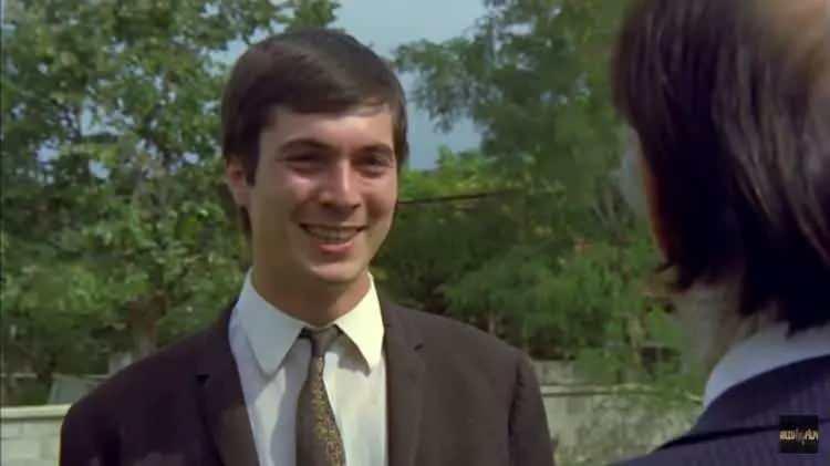 <p>"<strong>Neşeli Günler"</strong>, "<strong>Gülen Gözler"</strong>, "<strong>Aile Şerefi"</strong> ve "<strong>Hababam Sınıfı Uyanıyor"</strong> gibi Türk sinemasının efsane filmlerinde rol alan Sezerel, bu kez oyunculuğuyla değil, <strong>özel hayatıyla</strong> adından söz ettiriyor.</p>
