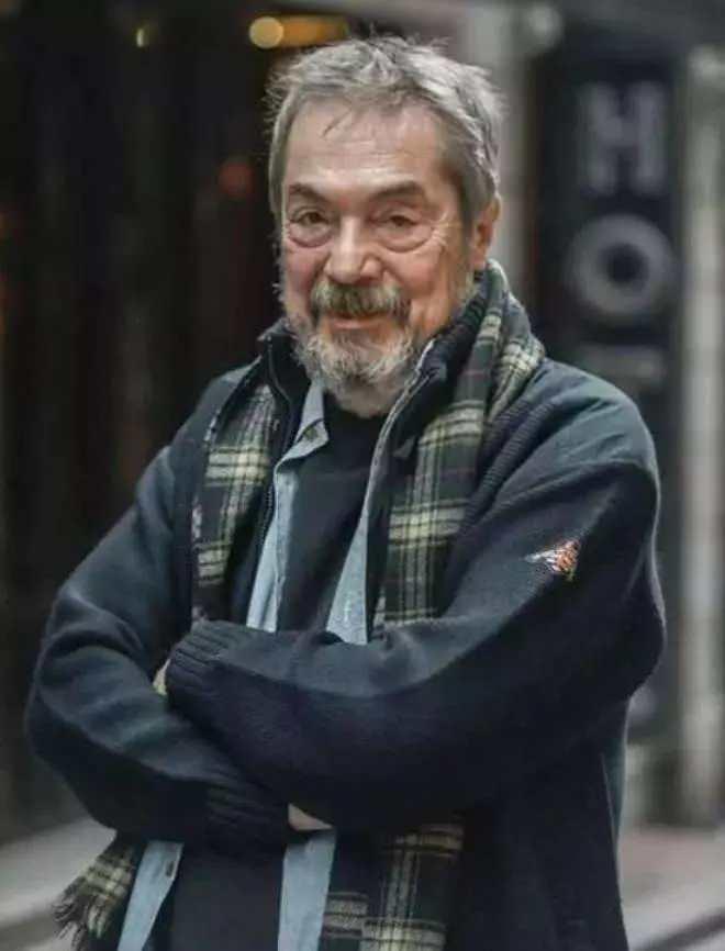 <p>Türk sinemasının sevilen yüzlerinden biri olan <strong>Ahmet Sezerel</strong>,<span style="color:#800080"><em><strong> "Hababam Sınıfı Uyanıyor"</strong></em></span> filminde canlandırdığı <span style="color:#800080"><em><strong>'Çalışkan Ahmet' </strong></em></span>karakteriyle hafızalara kazınmıştı. </p>
