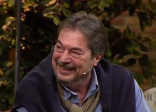 <p>Yıllardır gözlerden uzak bir yaşam süren <strong>Ahmet Sezerel</strong>, bu kez <strong>eşiyle birlikte gündeme geldi. </strong>Ünlü oyuncunun eşi de kendisi gibi tanınmış bir isim çıktı! </p>
