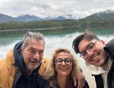 <p>Ahmet Sezerel'in eşi, "<strong>Bir Aşk Hikayesi"</strong>, "<strong>Zalim İstanbul"</strong>, "<strong>Yalı Çapkını"</strong> ve "<strong>Yargı"</strong> gibi başarılı dizilerdeki performansıyla dikkat çeken <strong>Ayşen Sezerel'</strong>den başkası değil.</p>
