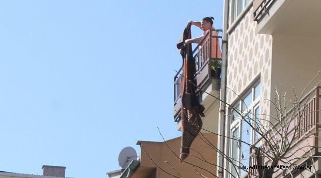 <p>Malatya&rsquo;da yaşayan bir vatandaş, &uuml;st kat komşusunun s&uuml;rekli olarak balkonuna halı silkelediğini ve &ccedil;&ouml;p attığını iddia ederek şik&acirc;yette bulundu.<br />
&nbsp;</p>
