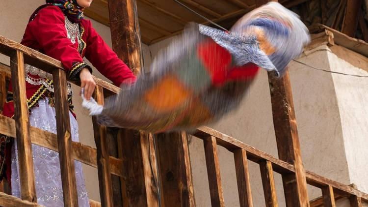 <p><span style="color:#800000"><strong>&ldquo;HUZUR VE S&Uuml;KUNU BOZMA&rdquo; SU&Ccedil;UNDAN CEZA VERİLDİ</strong></span></p>

<p>Mahkeme, sanığın bu eylemlerinin &ldquo;kişilerin huzur ve s&uuml;kununu bozma&rdquo; su&ccedil;unu oluşturduğuna karar verdi.<br />
Sanığa 3 ay hapis cezası verilmesine h&uuml;kmedildi.<br />
Savunmasında &ldquo;şaka ama&ccedil;lı yaptığını&rdquo; belirten sanığın a&ccedil;ıklaması mahkeme tarafından kabul edilmedi.</p>
