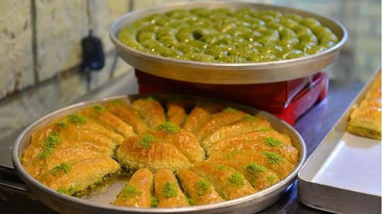 <p><span style="color:#B22222"><strong>33. GAZİANTEP -</strong></span></p>

<p> </p>

<p>Antepfıstığı ve Baklava</p>
