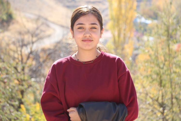 <p><span style="color:#B22222"><strong>'KAPILARIMIZ SÜREKLİ AÇIK'</strong></span></p>

<p> </p>

<p>Kendi köyünde öğretmenlik yapan Rojin Bilici (22) de "Okuduğum okulda şu an öğretmenlik yapıyorum. Bundan dolayı çok mutluyum. Ana sınıf öğretmeniyim öğrencilerim hepsi akraba, amca çocukları, kuzenler. Ziyaretlerimizde genelde yabancılar olmadığı için amcalarımızın ve halalarımızın evlerine gidiyoruz. Evlerimizin kapıları hiç kapalı olmuyor. Kapılarımız sürekli açık; bundan daha güzel bir duygu yok" diye konuştu.</p>
