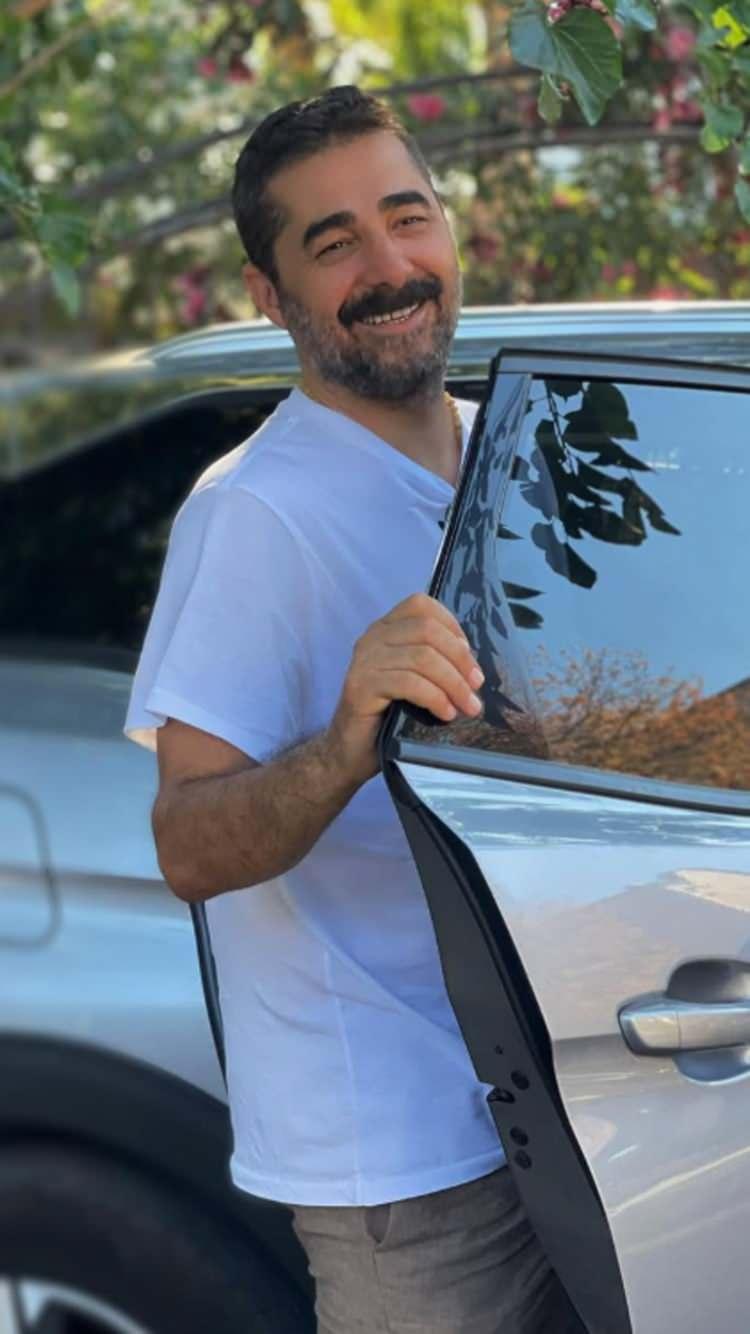 <p><span style="color:#800080"><em><strong>"Bir baba da evladı i&ccedil;in bebektir. Belli bir yaştan sonra bebeğe d&ouml;n&uuml;ş&uuml;r. Hele o ilk bebek var ya, ilk bebek... İlk bebeği yaptık, dedi ki 'Babamın akli melekesi yerinde değil'. H&acirc;kime ne dedim biliyor musunuz? 'Sayın h&acirc;kimim, benim ne zaman akli melekem yerinde değildi biliyor musunuz; bunu annesiyle yaptığım zaman.' Akli melekem o zaman yerinde değildi. Olsaydı zaten yapmazdım. Bir evlat babaya b&ouml;yle yapar mı? Keşke benim babam yaşasaydı, elini ayağını &ouml;perdim."</strong></em></span></p>
