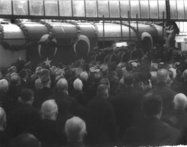 <p>Atatürk'ün naaşını taşıyan özel tren, 20 Kasım 1938 Pazar günü saat 10.00'da Ankara İstasyonu'na ulaştı. Atatürk'ün naaşı, aralarında Cumhurbaşkanı Mustafa İsmet İnönü, TBMM Başkanı Mustafa Abdülhalik Renda ve Başbakan Mahmut Celal Bayar'ın da bulunduğu devlet erkanı, askeri birlikler, yabancı ülke temsilcileri ve kalabalık bir halk kitlesi tarafından istasyonda karşılandı. </p>

