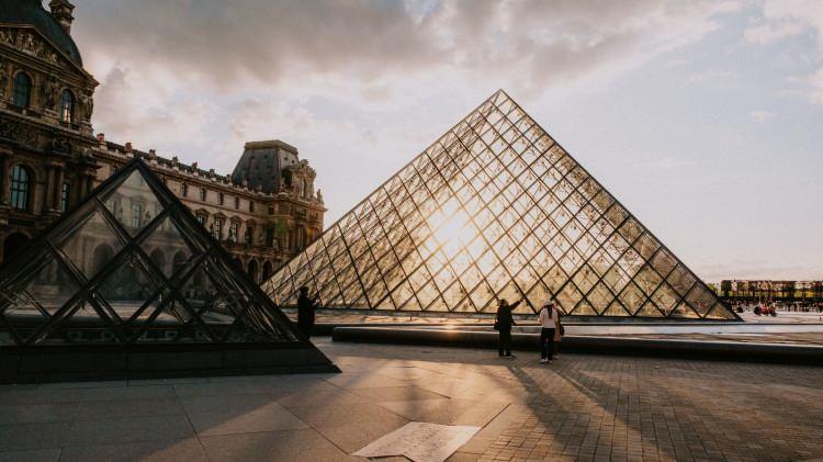 <p><strong>Ulusal Siber Güvenlik Ajansı (ANSSI) tarafından o yıl hazırlanan raporda, müzenin dijital altyapısında ciddi güvenlik açıkları bulunduğu ve ağın ele geçirilmesi durumunda "sanat eserlerinin çalınmasının kolaylaşabileceği" uyarısı yer aldığı da belirtildi.</strong></p>
