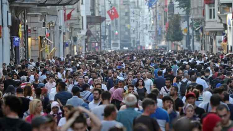 <p>Türkiye İstatistik Kurumu (TÜİK) tarafından açıklanan verilere göre 31 Aralık 2024 itibarıyla Türkiye’de ikamet eden nüfus, önceki yıla göre 292 bin 567 kişilik bir artış göstererek 85 milyon 664 bin 944 kişiye ulaştı.</p>
