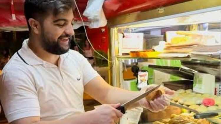 <p><span style="color:#800000"><strong>İzmir’in Konak ilçesinde yaşanan olayda, sosyal medya yayıncısı Ataberk Doğan ve arkadaşlarının seyyar bir boyoz arabasında ödedikleri 7 bin liralık hesap paylaşımı sosyal medyada büyük yankı uyandırmıştı. Kısa sürede gündem olan olay, kamuoyunda tepkilere neden olmuştu.</strong></span></p>
