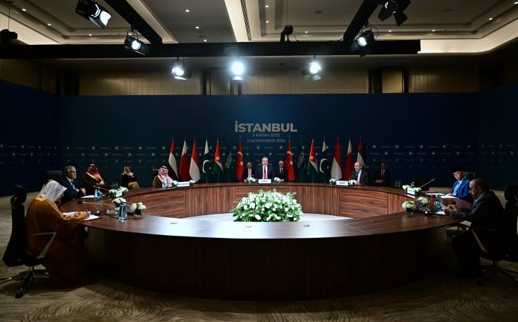 <p>Kentteki bir otelde düzenlenen toplantıya Endonezya, Pakistan, Suudi Arabistan ve Ürdün dışişleri bakanlarının yanı sıra Birleşik Arap Emirlikleri (BAE) ile Katar'ın temsilcileri katıldı.</p>
