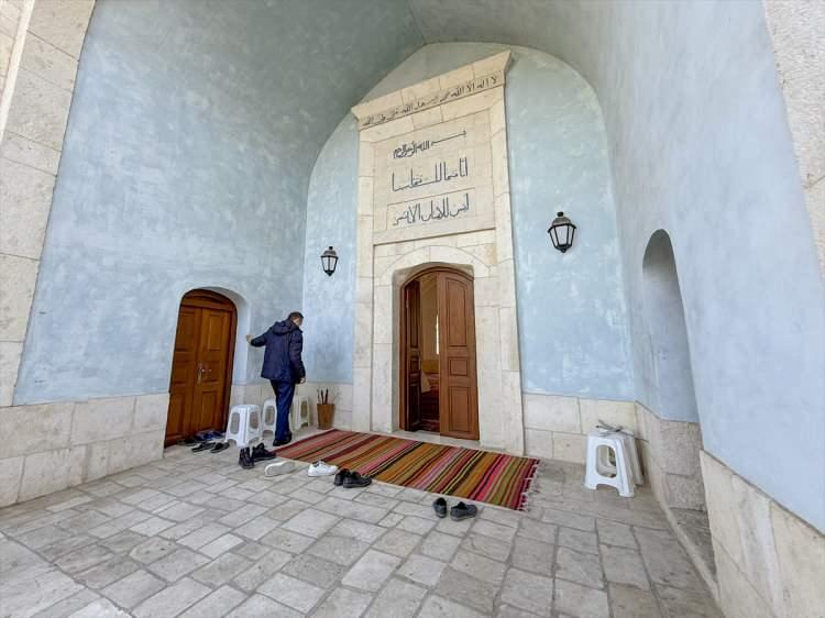 <p>Camide sergilenen Kur'an-ı Kerim ve taş parçasına ilişkin bilgi veren Kerimov, şöyle konuştu:</p> <p></p>