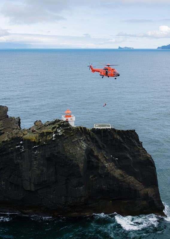 <p><strong>Kuzey Atlantik'in ortasında</strong>, <strong>36 metrelik keskin bir kaya sütununun tepesinde</strong> bulunan ve yalnızca birkaç kişinin ulaşabildiği bu yapı, sosyal medyada yeniden viral hale geldi. </p>
