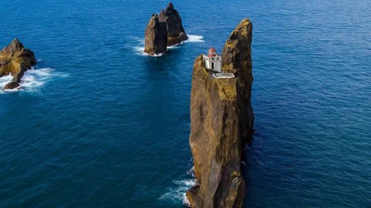 <p><span style="color:#800080"><em><strong>"Dünyanın en yalnız yapısı"</strong> </em></span>olarak anılan <strong>Thridrangaviti Deniz Feneri'ni</strong> kimi kullanıcılar, <strong>olası bir felaket anında sığınılacak mükemmel bir yer</strong> olarak yorumladı. </p>
