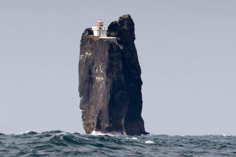 <p><span style="color:#800080"><strong><em>"İlk yapmamız gereken şey u&ccedil;uruma kadar bir yol oluşturmaktı. Hepsi Westman Adaları'ndan deneyimli dağcılardan oluşan bir grup oluşturduk. Ardından zincirleri sabitlemek i&ccedil;in matkaplar, &ccedil;eki&ccedil;ler, zincirler ve kelep&ccedil;eler getirdik. Olduk&ccedil;a zorlu bir denge s&uuml;reciydi. Tepeye yaklaştıklarında kayaya tutunmanın hi&ccedil;bir yolu yoktu, bu y&uuml;zden biri dizlerinin &uuml;zerine &ccedil;&ouml;kt&uuml;, ikincisi sırt&uuml;st&uuml; durdu ve &uuml;&ccedil;&uuml;nc&uuml;s&uuml; de diğer ikisinin &uuml;zerine tırmanarak yukarıdaki u&ccedil;urumun ucuna ulaşmayı başardı. Bu inanılmaz derecede tehlikeli işleme tanıklık ederken neler hissettiğimi size anlatamam."</em></strong></span></p>
