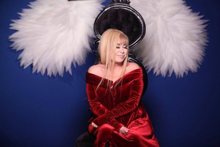 <p><strong>Sağlık durumu hakkında bilgi veren ünlü şarkıcı, "Sağlığım iyi. Yani iyi diyelim iyi olsun! Çünkü şükürler olsun" diye konuştu.</strong></p>
