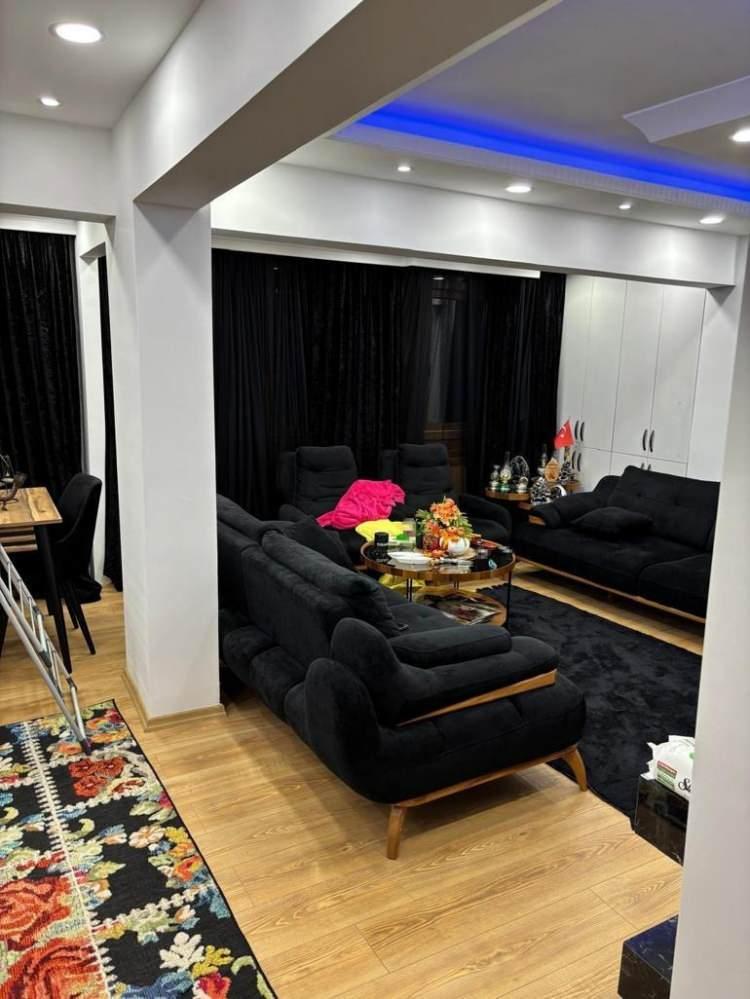 <p>Güllü'nün 5 Mart 2023 saat 16.34'te 2 defa KADES'e çağrıda bulunduğu ancak ekipler olay yerine gittiğinde şikayetçi olmaktan vazgeçtiği ortaya çıktı.</p>

<p> </p>
