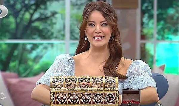 <p><strong>"SAÇINI KAZIMA EN ZORU MESELA"</strong><br />
Hastalığını açıklayarak bir misyon edindiğini düşünen Ergin, zor durumdaki kadınlara ses kayıtları ile destek olduğunu dile getirdi ve saçını kazıtma anlarını paylaştı:</p>
