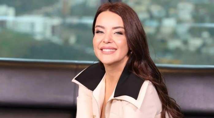 <p><em><strong>"Biraz daha yalnızlaştım. İyi bir şey mi, kötü bir şey mi emin değilim. Ama evimde, kendi kabuğumda çok mutluyum. İşim, gücüm, evim. Bir de yeğenim var. Bir de köpeğim var. Teşekkürler. Başka hiç kimseyi istemiyorum hayatımda. Çok mutluyum evde. Çok mutluyum. Hiçbir yere gitmek, hiçbir arkadaşımı görmek istemiyorum."</strong></em></p>
