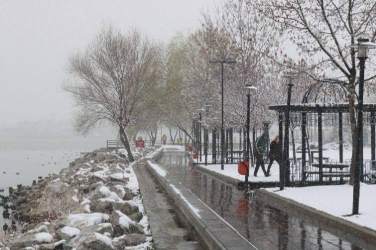 <p>Ocak ve şubat aylarında da zaman zaman yağışlı havanın etkili olacağını vurgulayan Dr. Özdemir, “Çok eski yıllara göre o kadar kuvvetli ve sert bir kış yaşamayacağız. Ancak 8-10 yıl geriye dönersek kış şartları bu yıl biraz daha ağır olacak. Sert ve yağışlı geçmesini bekliyoruz” ifadelerini kullanıyor.<br />
Dr. Özdemir’in tahminlerinde İstanbul’a da yer var:</p>
