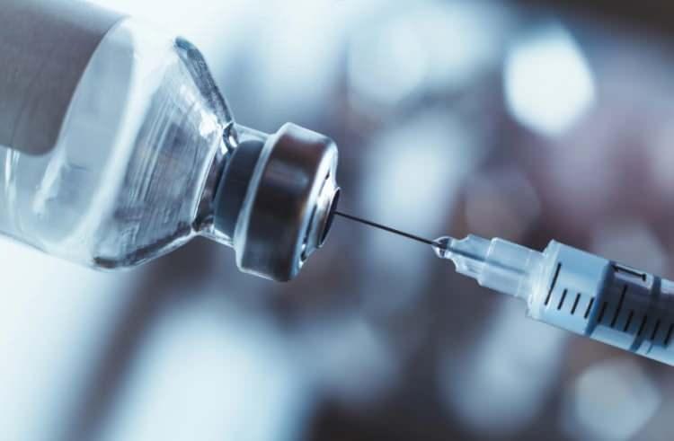 <p>Halk arasında dolaşan grip ve grip aşısıyla ilgili yanlış ve yanıltıcı bilgilerin hayatı tehdit ettiğini söyleyen TAHUD Yönetim Kurulu Başkanı Prof. Dr. Güzin Zeren Öztürk <em><strong>"Halk arasında grip soğuk algınlığı ile çok karışıyor ve bu yüzden hafife alınıyor. ‘Birkaç gün burnum akar’ geçer diye düşünüyor. Oysa grip sağlıklı kişilerde bile kalp krizi, inme riskini artırır. Akciğerde hasar bırakır. KOAH, diyabet, böbrek hastaları ve kanser hastaları gibi bağışıklığı baskılanmış kişiler ve 65 yaş üstündeki yaş kişilerde ağır seyredebilir ve hatta ölümcül olabilir. Yapılan çalışmalar her yıl görülen grip kaynaklı ölümlerin yüzde 70’inden fazlasının 65 yaş üstü yaşlılarda olduğunu göstermektedir. Eşlik eden kronik hastalıklar grip enfeksiyonu ile birlikte hastaneye yatış ve ölüm riskini 3-5 kat artırmaktadır"</strong></em> dedi.</p>
