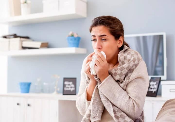 <p><span style="color:#B22222"><strong>AKCİĞERDE HASAR BIRAKIYOR</strong></span></p>

<p>Her yıl milyonlarca kişi gribe yakalanıyor. Bu hastalık özellikle yaşlılar ve kronik rahatsızlığı olan kişilerde zatürre, kalp krizi ya da solunum yetmezliği gibi ciddi komplikasyonlara yol açabiliyor.</p>

<p> </p>
