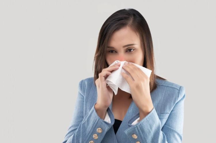 <p><span style="color:#B22222"><strong>KALP KRİZİNİ ARTIRIYOR</strong></span><br />
Influenza enfeksiyonun kalp krizi, inme ve zatürre riskini de artırdığını vurgulayan Prof. Dr. Seçil Günher Arca da, gripten sonra gelişen zatürrenin kalp yetmezliği riskini 10 kat artırdığına işaret ederek <em><strong>"Aralık- ocak ayında kalp krizi ve buna bağlı ölüm vakalarında artış yaşanır. Bu vakaları incelediğimizde yüzde doksanının o esnada ya da çok yakın zamanda bir influenza enfeksiyonu geçirdiğini görürüz"</strong></em> diye açıkladı.</p>
