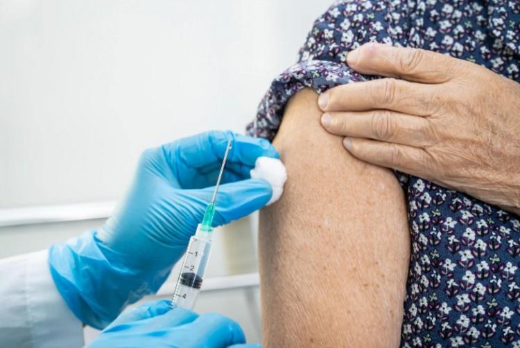 <p>Grip aşısı için en uygun dönemin ekim–kasım ayları olduğunu söyleyen Prof. Dr. Seçil Günher Arıca <strong><em>"Aşı sonrası bağışıklık cevabı yaklaşık 14 gün içinde gelişir; dolayısıyla aralık–ocak döneminde artan grip vakalarına karşı koruma sağlanır. Aşı 6 ile 8 ay koruyucudur. 2025-26 sezonu itibarıyla trivalan yani 3 suşlu aşılar ülkemizde uygulanmaya başlamıştır. Aile hekiminize danışarak grip aşınızı yaptırın"</em></strong> dedi.</p>
