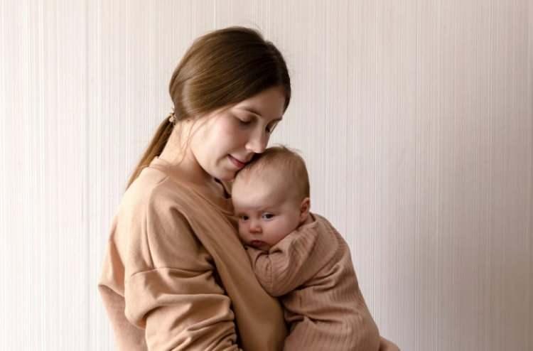 <p><span style="color:#B22222"><strong>ANNEYE YAPILAN AŞI BEBEĞİ KORUYOR</strong></span><br />
Özellikle gebelerin aşılanmasının bebek için çok önemli olduğunu belirten Prof. Dr. Öztürk <strong><em>"Gebelikte grip aşısı yaptırmanın iki önemli sebebi vardır. Birincisi, gebeler influenza açısından özel bir risk grubudur. Çünkü solunum kapasitesi azalır, kalp-dolaşım yükü artar, bağışıklık sisteminde fizyolojik baskılanma oluşur. Bu değişiklikler sebebiyle gebeler, zatürre, erken doğum, düşük doğum ağırlığı ve hastaneye yatış açısından daha yüksek risk altındadır. İkincisi anneye yapılan aşı bebeği korur. Annenin antikorları plasenta yoluyla bebeğe geçerek, doğumdan sonraki ilk altı ay boyunca koruma sağlar. Dünya Sağlık Örgütü (WHO), CDC ve Türkiye Sağlık Bakanlığı, bütün gebelerin grip sezonunda aşılanmasını önemle tavsiye ediyor. Sağlık Bakanlığı grip aşısının gebelere 2. trimesterden itibaren yapılabileceğini söylüyor" </em></strong>dedi. </p>
