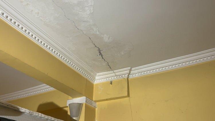 <p>Kocaeli'nin Çayırova ilçesinde 4 katlı bir binanın kolonlarında meydana gelen çatlak korkuya neden oldu. <span style="color:#A52A2A"><em><strong>Binada sakinleri tedbir amaçlı evleri boşaltırken, ekipler bina üzerinde inceleme başlattı.</strong></em></span></p>
