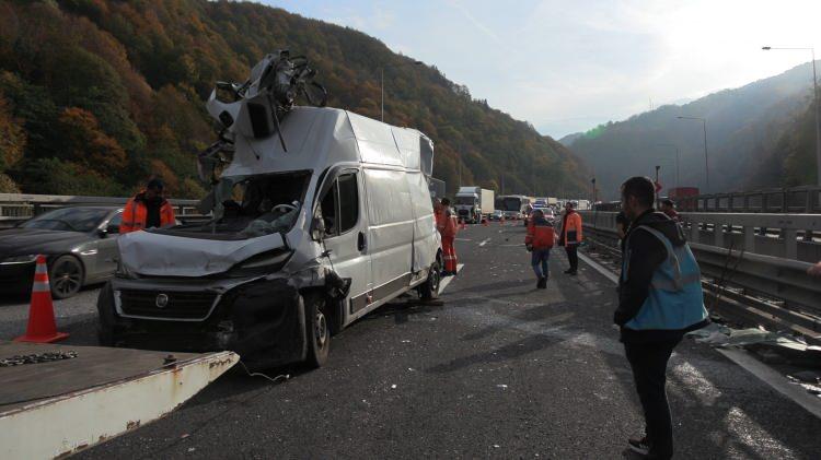 <p>Bolu'da, Anadolu Otoyolu'nda minibüs, tır ile yolcu otobüsüne çarptı. Meydana gelen kazada minibüs sürücüsü yaralandı.</p>

<p> </p>
